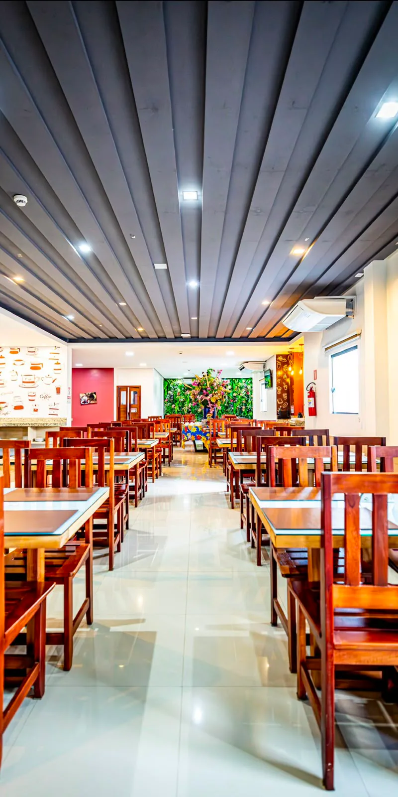 Salão do restaurante do Inácio’s Plaza Hotel